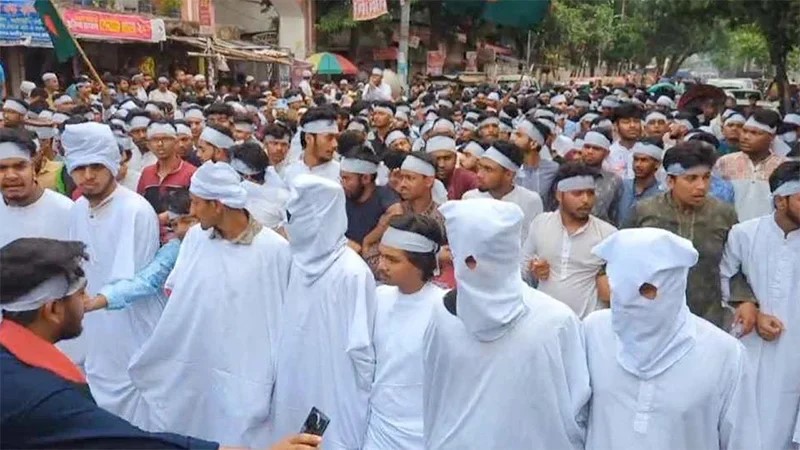 মাথায় কাফনের কাপড় বেঁধে পলিটেকনিক শিক্ষার্থীদের মিছিল